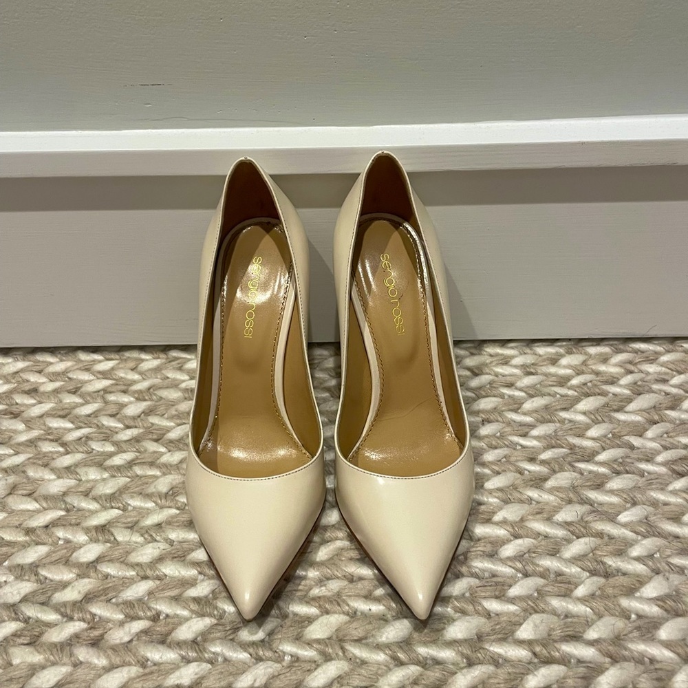 Classic Sergio rossi stiletto pumps size 37 in cream never worn outside!